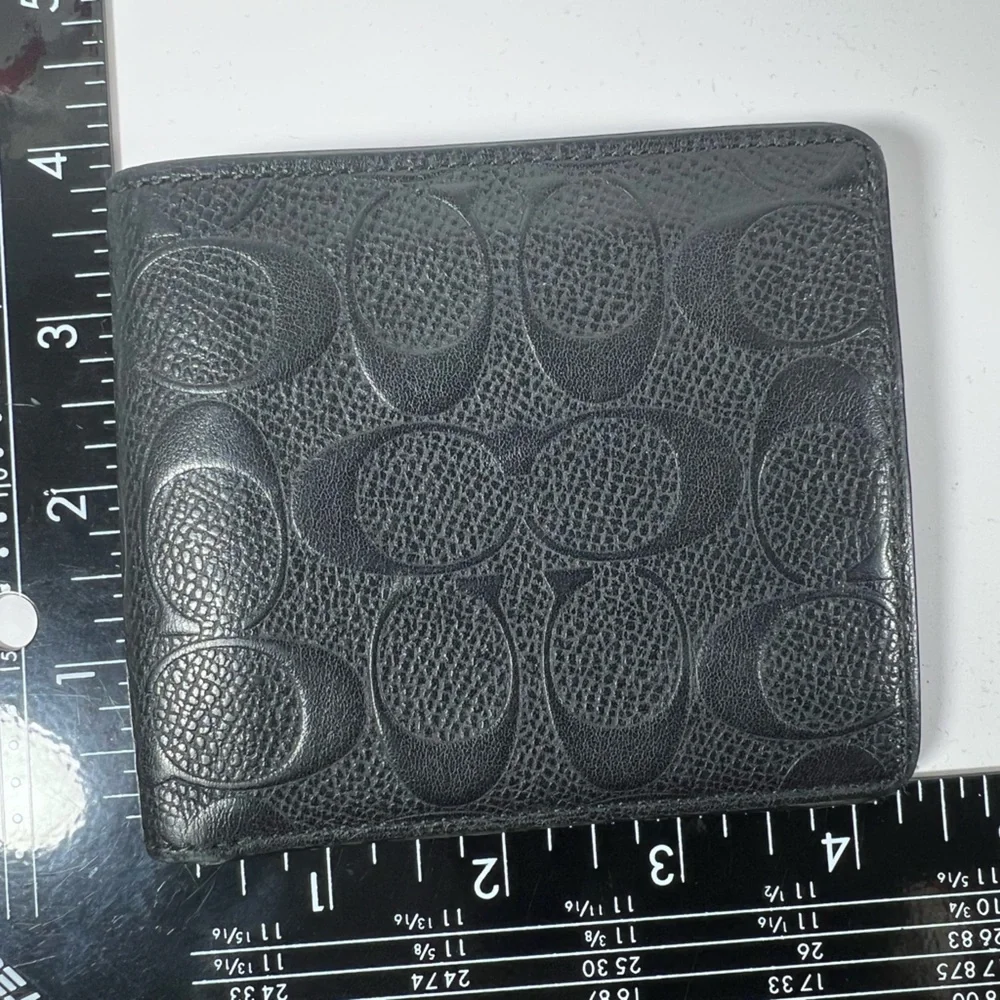 2100: Coach Black Signature Embossed Leather Bifold Wallet Men’s